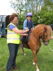 ginny-awarding-the-junior-cup-to-louise-mawby